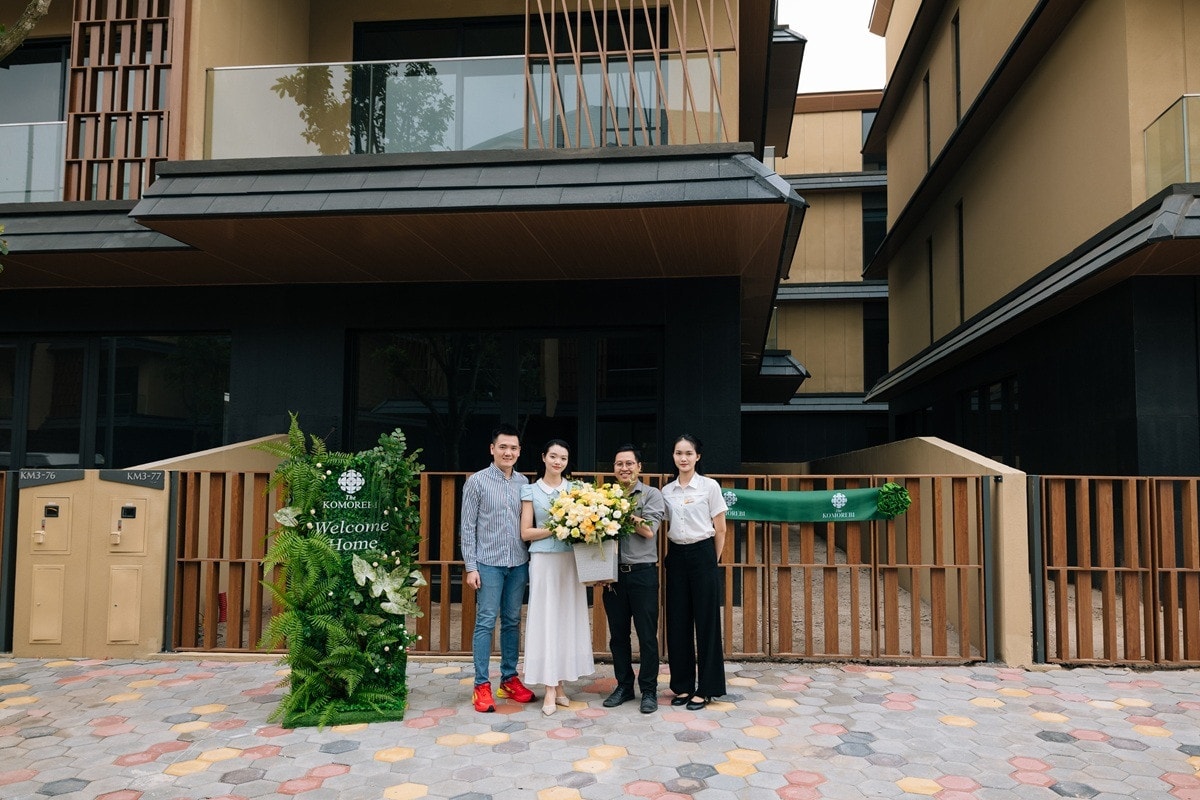 Những chủ nhân đầu tiên của khu biệt thự The Komorebi không giấu được niềm vui khi nhận nhà.