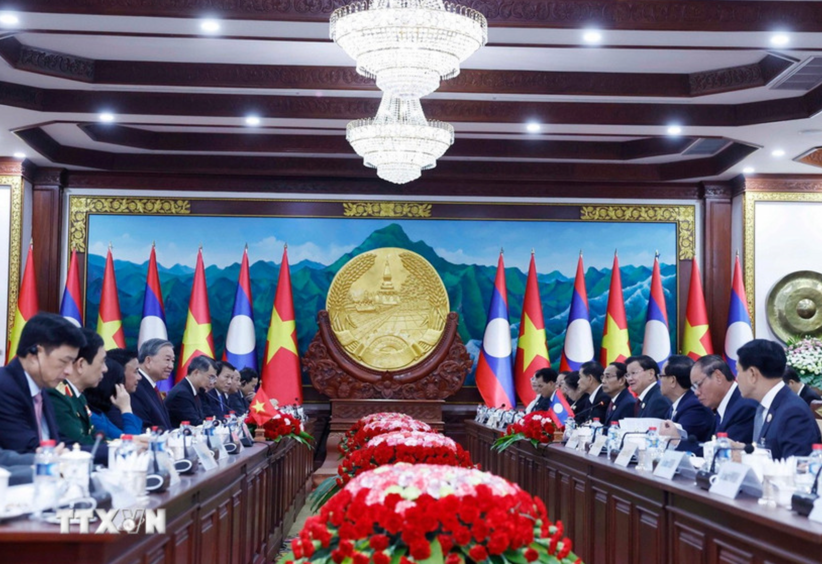 Tổng Bí thư Tô Lâm hội đàm với Tổng Bí thư, Chủ tịch nước Lào Thongloun Sisoulith. (Ảnh: Thống Nhất/TTXVN)