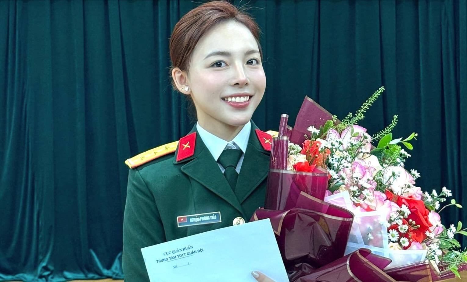 Cô nàng 21 tuổi là quân nhân chuyên nghiệp mang hàm thượng úy. Cô mới được thăng quân hàm vào tháng 9 vừa qua. Phí Thanh Thảo sở hữu nhan sắc xinh đẹp, đầy cá tính và thu hút mọi ánh nhìn. Ở độ tuổi gen Z của mình, Thanh Thảo vẫn mang tâm hồn trẻ trung và yêu thích chụp ảnh cùng bạn bè đồng đội thân thiết, trong đó có Trịnh Thu Vinh. Cô nàng