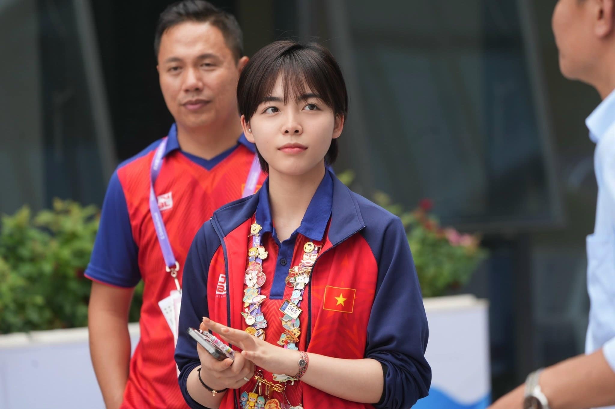 Phí Thanh Thảo sở hữu nhan sắc xinh đẹp, đầy cá tính và thu hút mọi ánh nhìn. Ở độ tuổi gen Z của mình, Thanh Thảo vẫn mang tâm hồn trẻ trung và yêu thích chụp ảnh cùng bạn bè đồng đội thân thiết, trong đó có Trịnh Thu Vinh. Cô nàng