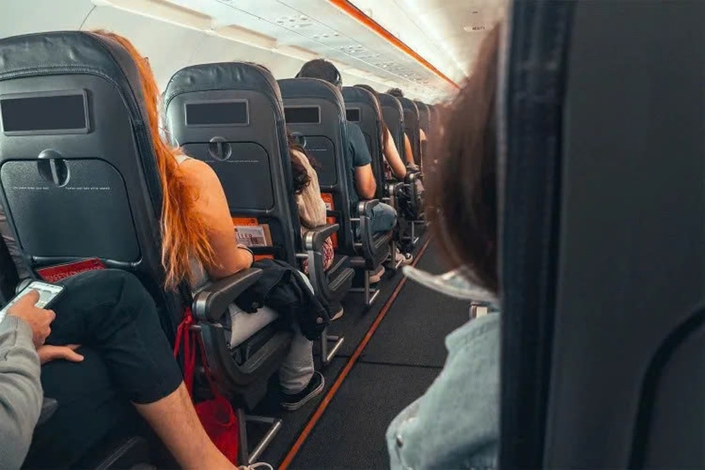 Nữ hành khách văng tục, chửi bới tiếp viên vì máy bay chậm gần 5 tiếng - 2 Nữ hành khách văng tục, chửi bới tiếp viên vì máy bay chậm gần 5 tiếng - 2