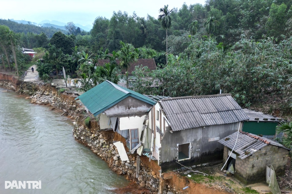 Bạn đọc Dân trí tiếp tục hỗ trợ người dân Huế khắc phục hậu quả mưa lũ - 4