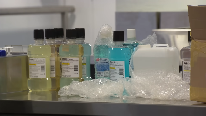 Chất cấm được ngụy trang trong những chai nước súc miệng. Ảnh: Border Security