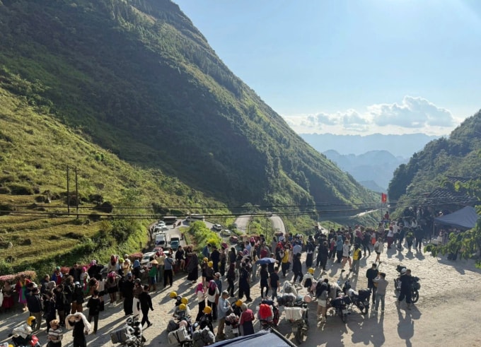 Du khách check in ở dốc Thẩm Mã hôm 15/11. Ảnh: NT