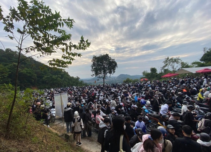 Đường vào Vườn quốc gia Ba Vì kẹt cứng người và phương tiện, sáng 16/11. Ảnh: Dương Thị Minh Nguyệt