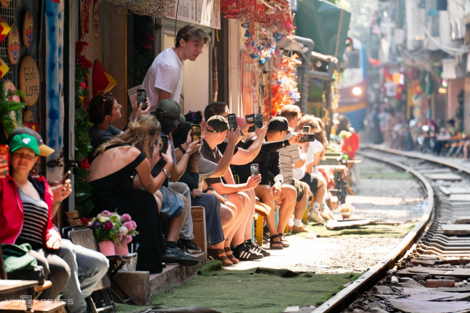 Du khách check in phố đường tàu tại Hà Nội hôm 29/11. Ảnh: Hoàng Giang