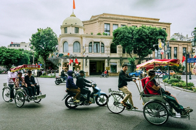 Du khách trải nghiệm xích lô trên phố Hà Nội. Ảnh: Scott Campbell