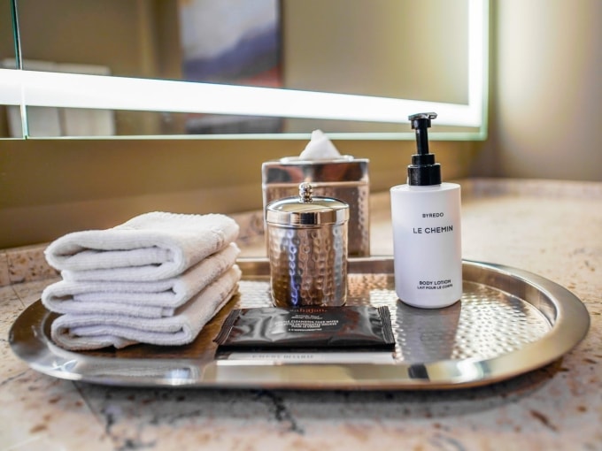Đồ dùng trong khách sạn 5 sao đều là loại cao cấp. Ảnh: Joey Hadden