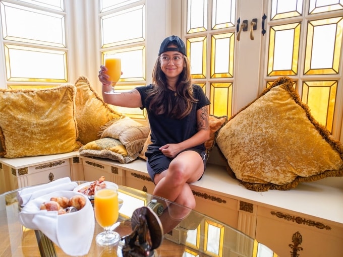 Joey tiếc vì chỉ ăn uống trong phòng. Ảnh: Joey Hadden