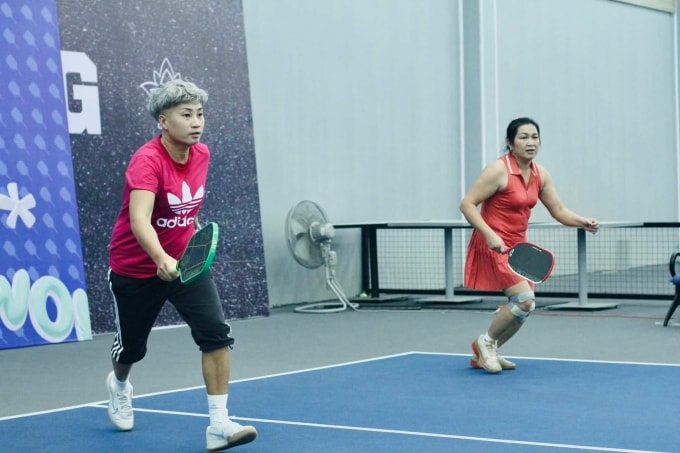 Thu Thủy (phải) trong một giải pickleball nội bộ hôm 13/11, tại Long Biên, Hà Nội. Ảnh: Phan Dương