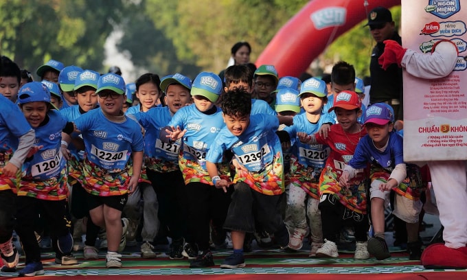 Runner nhóm 7 tuổi Kun Marathon Hà Nội 2025 xuất phát sáng 29/11. Ảnh: VnExpress Marathon