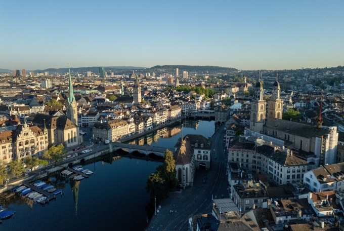 Sông Limmat và các nhà thờ tại Zurich (Thụy Sĩ) tháng 5/2025. Ảnh: Reuters