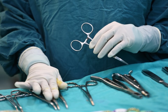 Y bác sĩ phẫu thuật cho bệnh nhân. Ảnh: Quỳnh Trần