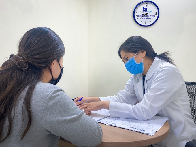 Bác sĩ Trâm phân tích các chỉ số xét nghiệm cho chị Thủy. Ảnh: Bệnh viện Đa khoa Tâm Anh