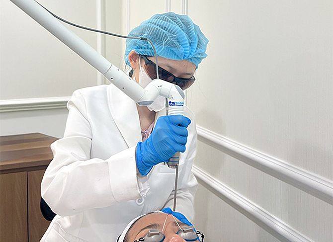 Bác sĩ sử dụng laser pico để giảm tình trạng tăng sắc tố da cho chị Hồng. Ảnh: Bệnh viện Đa khoa Tâm Anh