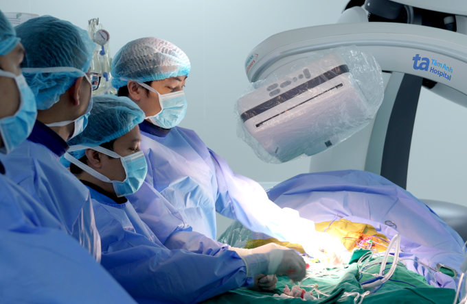 Êkíp can thiệp tái thông mạch vành cho người bệnh. Ảnh: Bệnh viện Đa khoa Tâm Anh