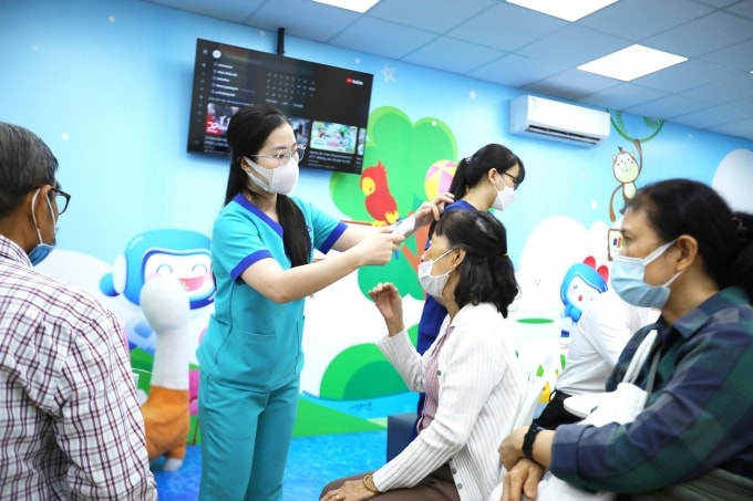 Nhiều người dân chủ động chăm sóc sức khỏe, củng cố hệ miễn dịch trong mùa mưa bão. Ảnh: LC