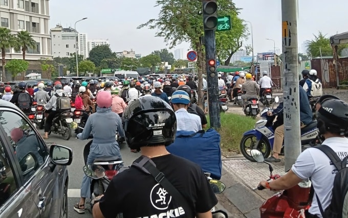 Bụi và các chất gây ô nhiễm không khí ảnh hưởng đến hệ hô hấp, có thể gây ho kéo dài. Ảnh: Hoàng Dương