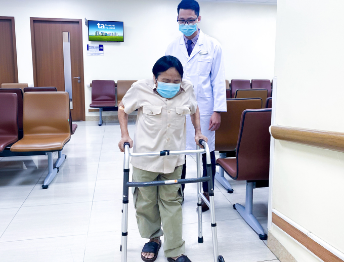Tái khám sau một tuần, ông Bình có thể tự đi lại với khung. Ảnh: Bệnh viện Đa khoa Tâm Anh