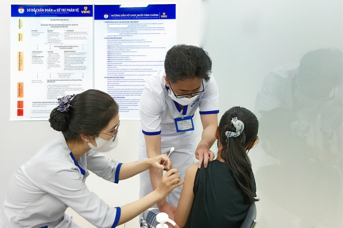 Trẻ được phụ huynh đưa đi tiêm ngừa HPV tại VNVC để phòng bệnh chủ động. Ảnh: Hoàng Dương