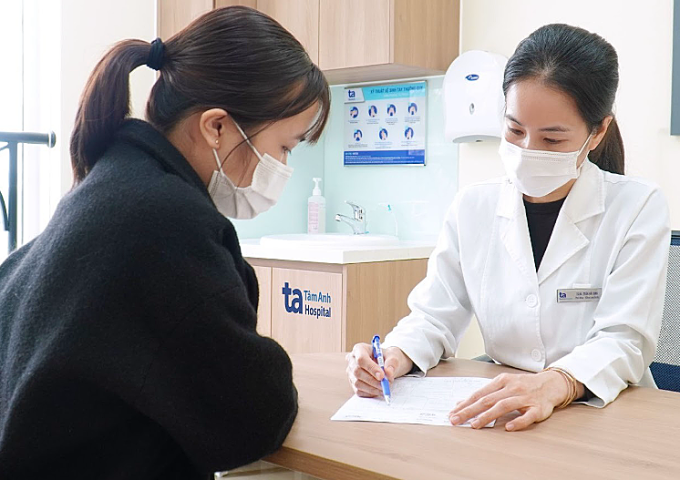 Bác sĩ Bình tư vấn cho bệnh nhân về ung thư vú. Ảnh: Bệnh viện Đa khoa Tâm Anh