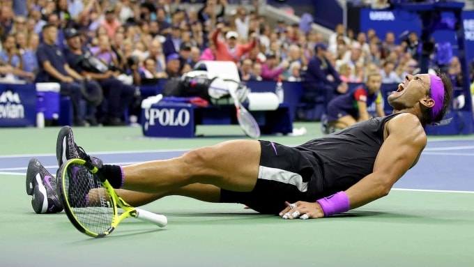 Phản ứng giàu cảm xúc của Nadal sau khi giành điểm quyết định trận chung kết Mỹ Mở rộng 2019, trên sân Arthur Ashe, New York, Mỹ. Ảnh: Reuters