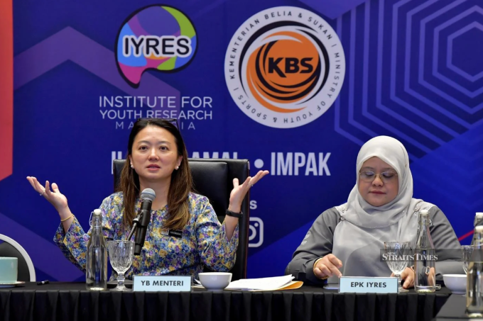 Bộ trưởng Bộ Thanh niên và Thể thao Malaysia Hannah Yeoh (trái) trong cuộc họp tại trụ sở ở Putrajaya, Malaysia vào ngày 28/11/2025. Ảnh: Bernama.