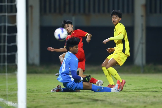 Malaysia (áo vàng) thua Việt Nam 0-4 ở lượt cuối bảng C vòng loại U17 châu Á 2026, trên sân PVF ở Hưng Yên ngày 30/11/2025. Ảnh: Như Huynh.