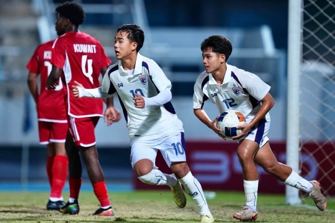 Thái Lan (áo trắng) mừng chiến thắng Kuwait 3-0 ở lượt cuối bảng F vòng loại U17 châu Á 2026, trên sân Chonburi, Thái Lan ngày 30/11/2025. Ảnh: ThailandNT.