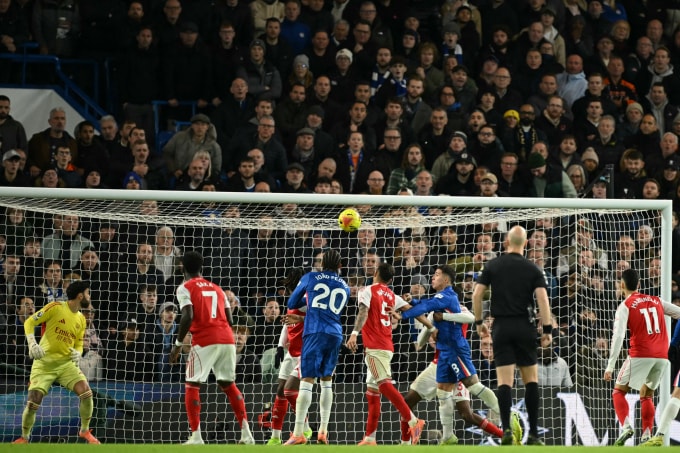 Bóng đi vào lưới Arsenal trong tình huống Chelsea mở tỷ số trận hòa 1-1 trên sân Stamford Bridge, London ở vòng 13 Ngoại hạng Anh ngày 30/11. Ảnh: AFP
