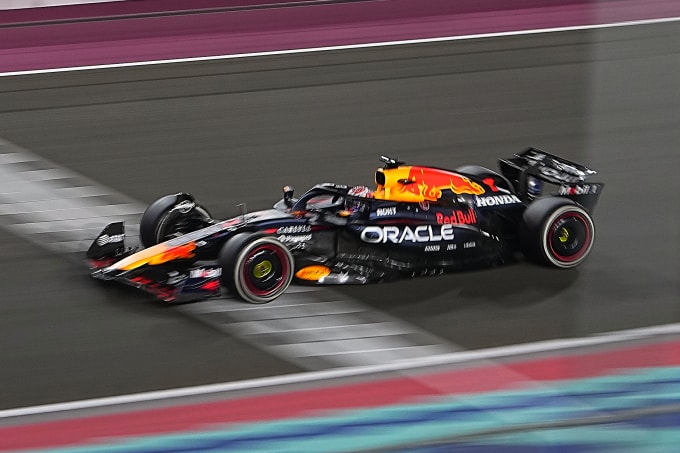 Tay đua Red Bull Max Verstappen trên đường đua Losail của Grand Prix Qatar ngày 30/11. Ảnh: AP