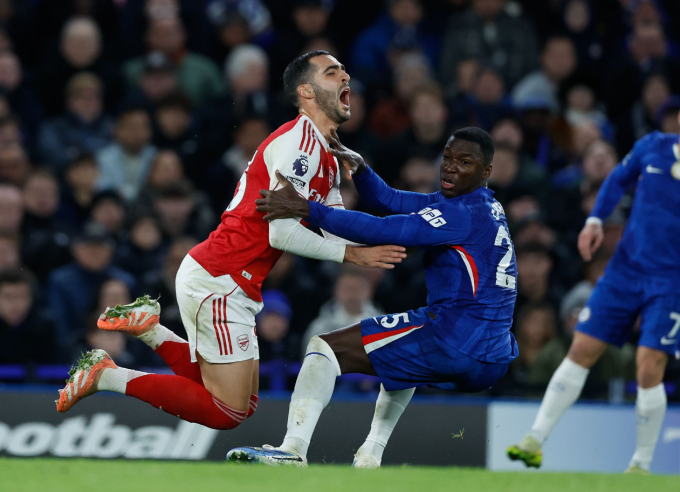 Arsenal hòa Chelsea trong thế hơn người