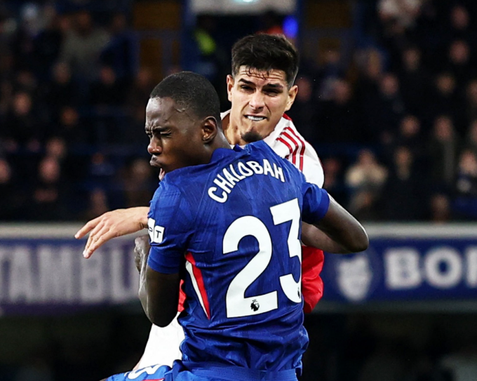 Piero Hincapie va chạm trong pha tranh chấp bóng bổng với Trevoh Chalobah, trong trận Arsenal hòa Chelsea 1-1 trên sân Stamford Bridge, London, Anh ngày 30/11/2025. Ảnh: Reuters