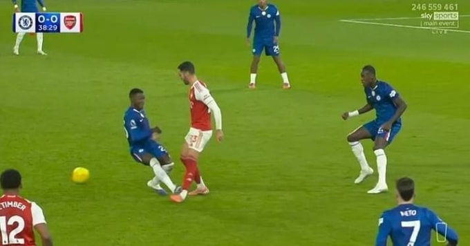 Caicedo dẫm vào mắt cá chân Merino trong trận Chelsea 1-1 Arsenal ở vòng 13 Ngoại hạng Anh tối 30/11. Ảnh: Sky Sports