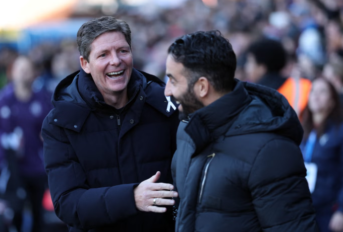 HLV Ruben Amorim trò chuyện với Oliver Glasner trước trận Man Utd thắng Crystal Palace 2-1 trên sân Selhurst Park, thành phố London, Vương quốc Anh, vòng 13 Ngoại hạng Anh ngày 30/11/2025. Ảnh: Reuters