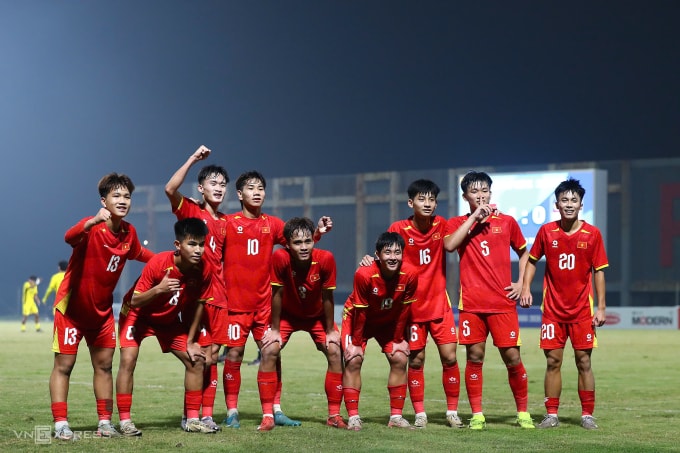 Cầu thủ Việt Nam mừng chiến thắng 4-0 trước Malaysia ở lượt cuối bảng C vòng loại U17 châu Á 2026, trên sân PVF ở Hưng Yên ngày 30/11/2025. Ảnh: Như Huynh.