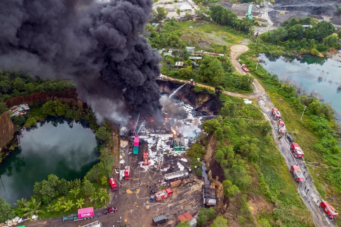 Ngọn khói từ hỏa hoạn bốc cao hàng chục mét, cảnh sát phải huy động 10 xe chuyên dụng khống chế. Ảnh: Ngọc Trường