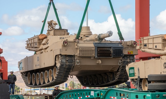 Xe tăng M1 Abrams được chuyển lên tàu hỏa tại căn cứ Fort Irwin, bang California, Mỹ ngày 18/11. Ảnh: US Army