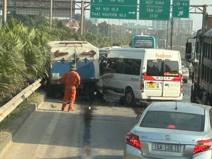 Hiện trường vụ tai nạn khiến các phương tiện ùn tắc. Ảnh: Zuzi Zeng