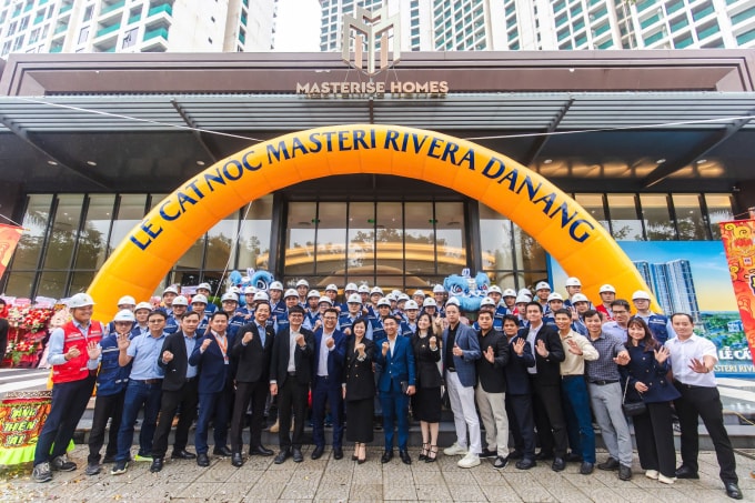 Đại diện Masterise Homes, chủ đầu tư, tư vấn giám sát, tổng thầu và các đối tác tại lễ cất nóc dự án. Ảnh: Masterise Homes