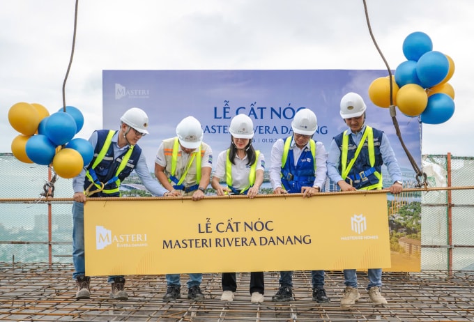 Nghi thức nâng thanh dầm cất nóc mở ra giai đoạn hoàn thiện hạ tầng kỹ thuật cho dự án. Ảnh: Mastersie Homes