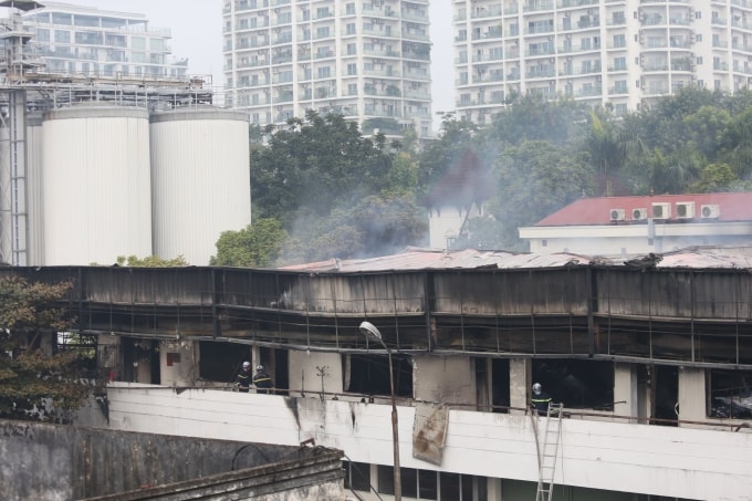Khu nhà điều hành tầng 2 bốc cháy, mái tôn cong vênh. Ảnh: Phạm Chiểu