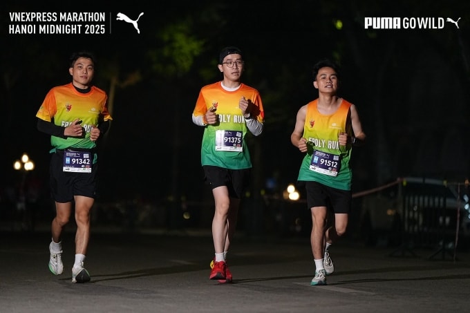 Nhóm runner chinh phục 42km đén từ trường FPT Polytechnic. Ảnh: VnExpress Marathon
