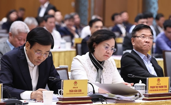 Phó thủ tướng Phạm Thị Thanh Trà (giữa), Phó thủ tướng Lê Thành Long (bên phải) và Bộ trưởng, Chủ nhiệm Văn phòng Chính phủ Trần Văn Sơn, dự hội nghị, chiều 1/12. Ảnh: Nhật Bắc