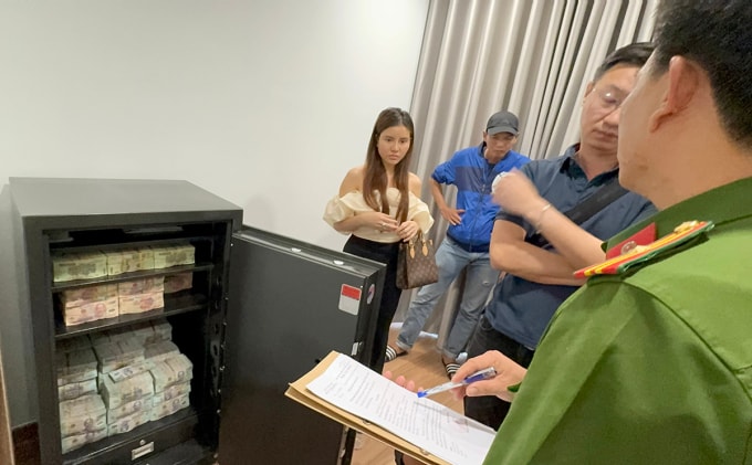 Cảnh sát thu gần 22 tỷ đồng trong két nhà ông trùm môi giới mại dâm. Ảnh: Nhật Vy