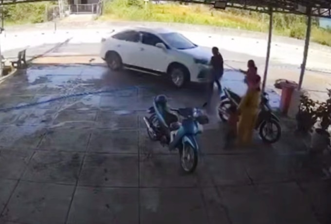 Nguyễn Tấn Thành lái xe lao vào nhóm phụ nữ. Ảnh: cắt từ camera