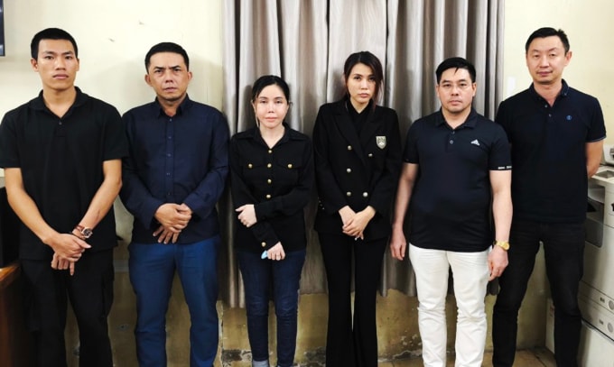 Zhang Lei (bìa phải) cùng đồng phạm lúc bị bắt. Ảnh: Nhật Vy