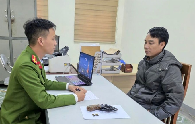 Nghi can Bạch (góc phải), tại cơ quan điều tra. Ảnh: Công an cung cấp