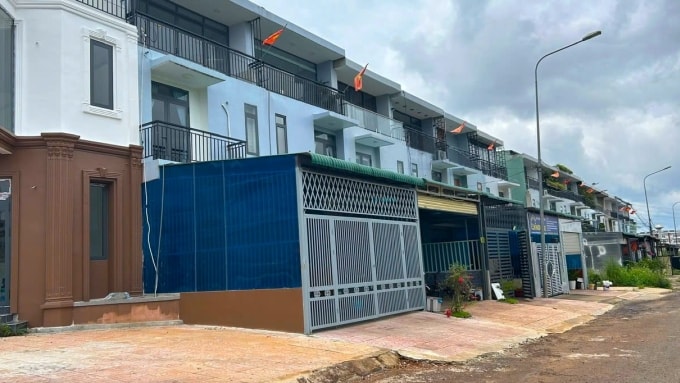 Một dãy nhà trong dự án nhà ở xã hội ở Gia Nghĩa. Ảnh: Chi Yêng