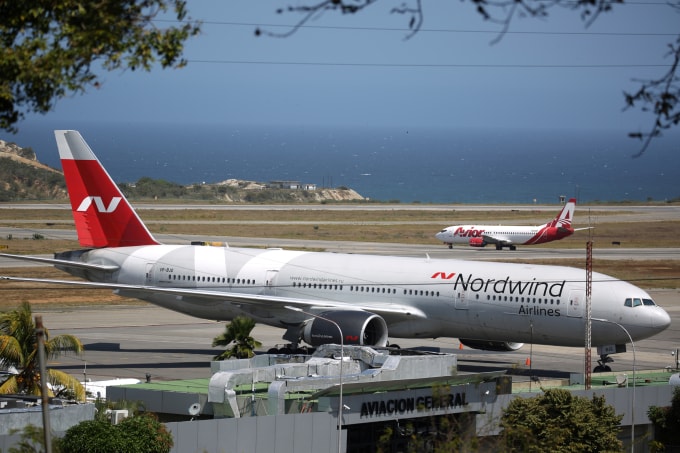 Máy bay Boeing 777 thuộc hãng hàng không Nga Nordwind tại sân bay Simon Bolivar, thủ đô Caracas của Venezuela, tháng 1/2019. Ảnh: Reuters
